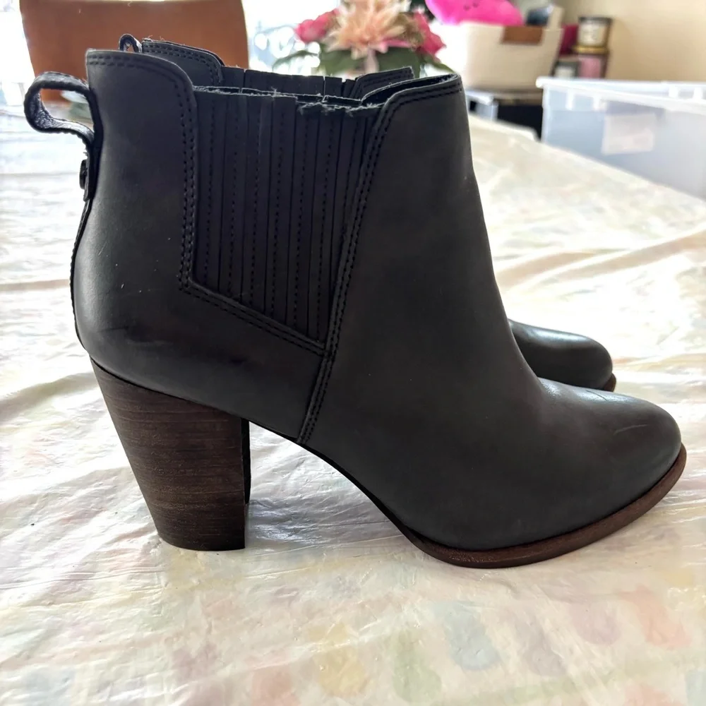 UGG Australia Poppy Black Leather Chunky Heel Ankle Boots SZ 8.5 Worn 1X Indoors